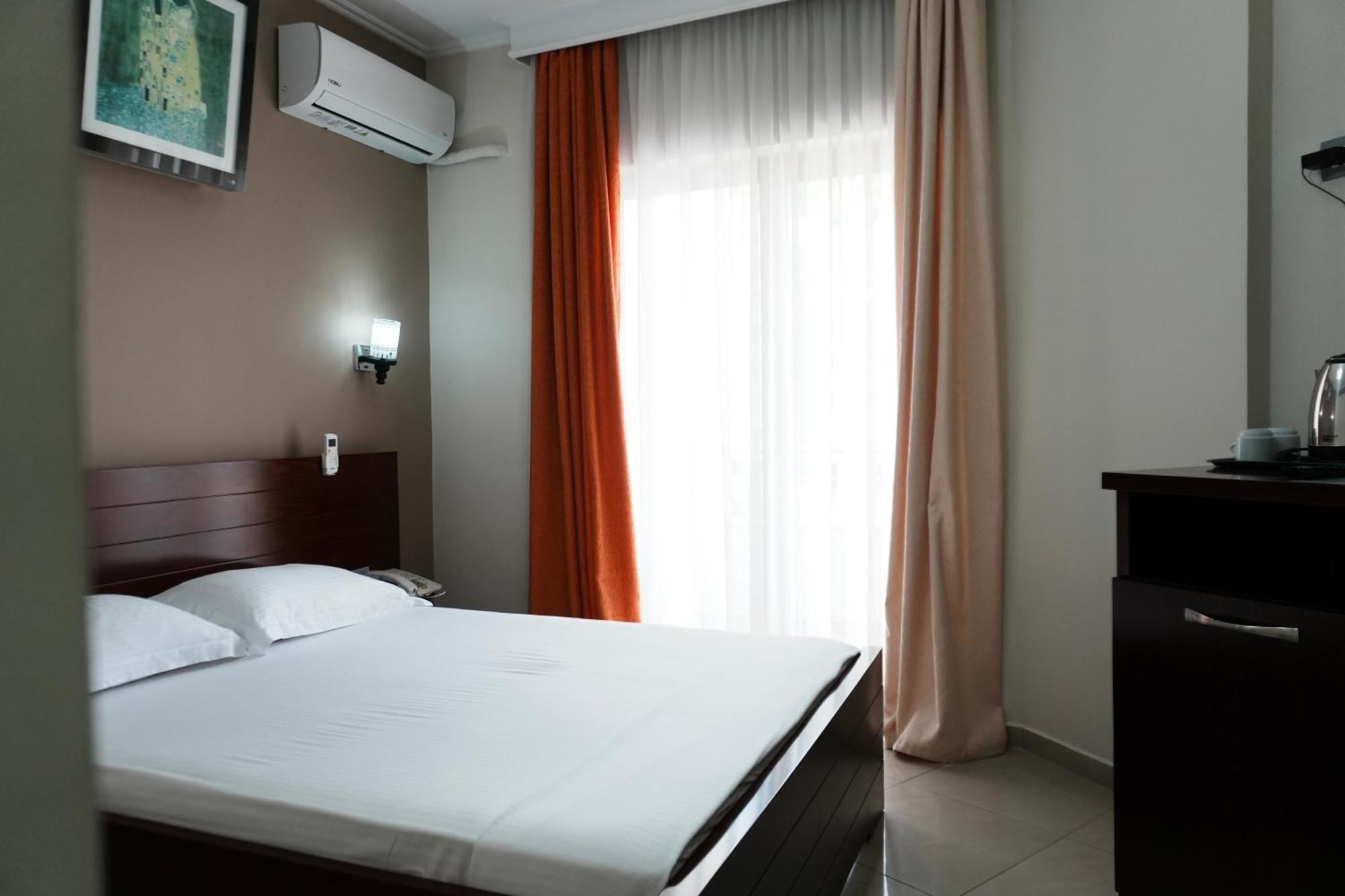 Hotel Mediterrane Sarandë Eksteriør bilde