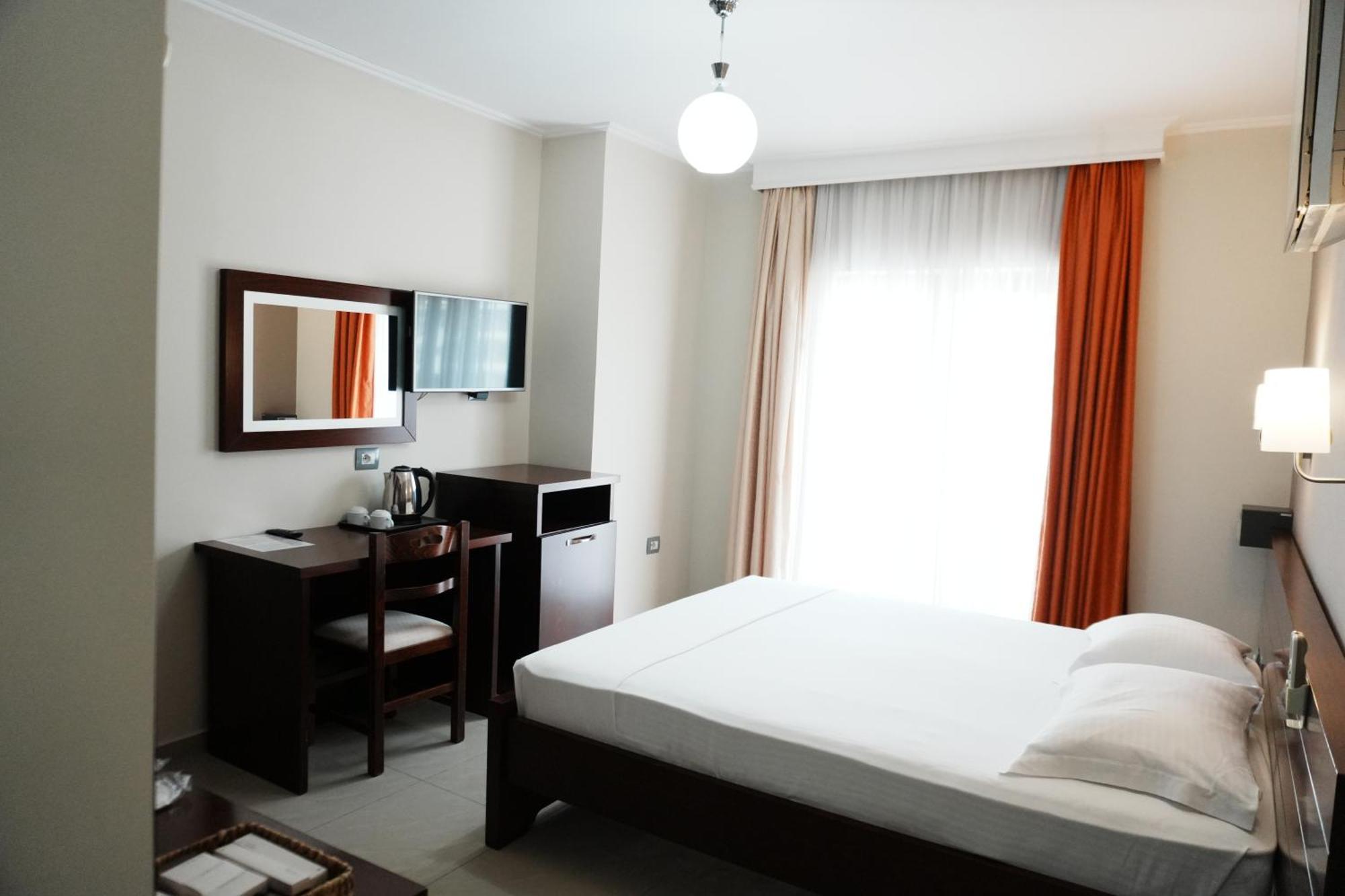 Hotel Mediterrane Sarandë Eksteriør bilde