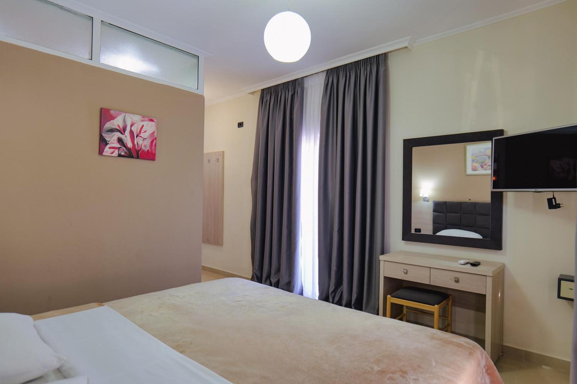 Hotel Mediterrane Sarandë Eksteriør bilde